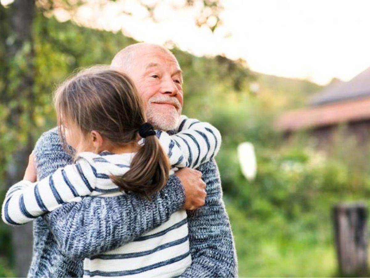 abrazo ABUELO Y NIETA
